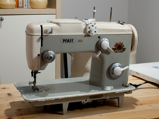 vintage pfaff sewing machine cabinets